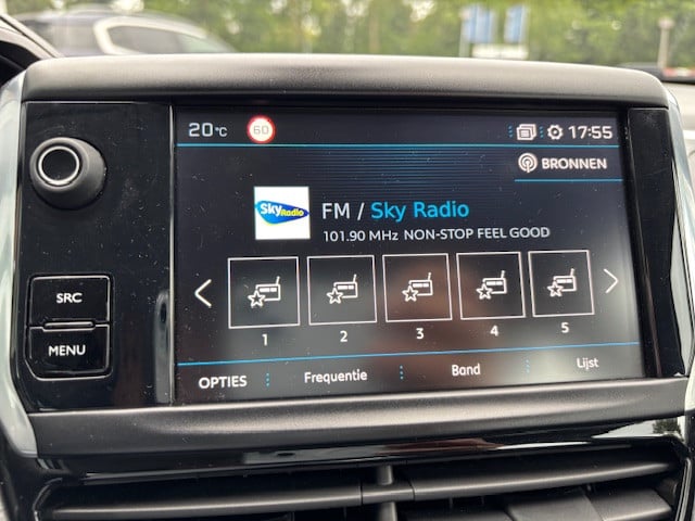Peugeot 208 blue l. allure 1.2 pt-82pk | navigatie & bluetooth & applecarpl