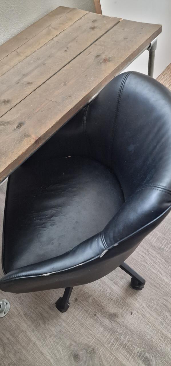 Bureau 130x72cm inclusief bureaustoel