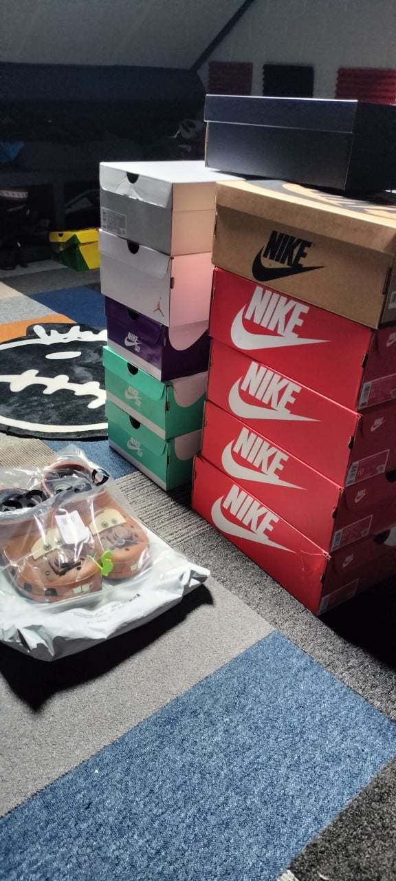 12 paar Nike. Sb dunk Jordan Air Force 1 Crocs nieuw