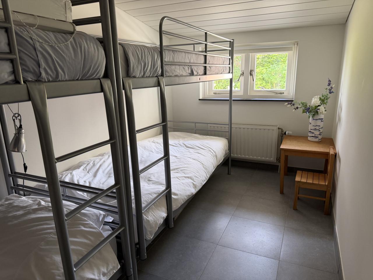 Stevig metalen stapelbed (2‑persoons) met matrassen, in nette staat.