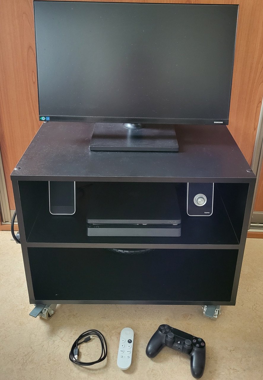 Complete setup: PS4 slim, chromecast, monitor, speakers, kast