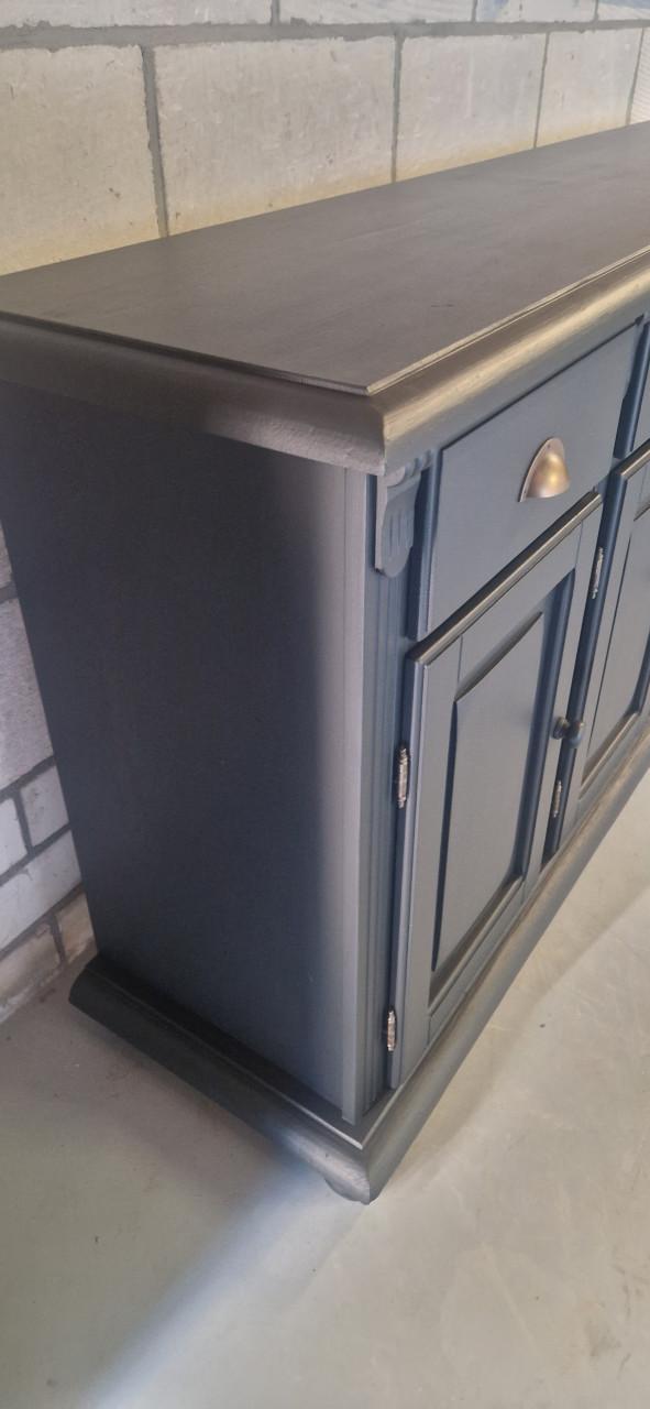 Mooi en ruim dressoir in mat zwarte kleur