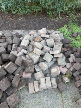 Betonklinkers vierkant 10 cm en 14cm (gebruikt) rood en okergeel