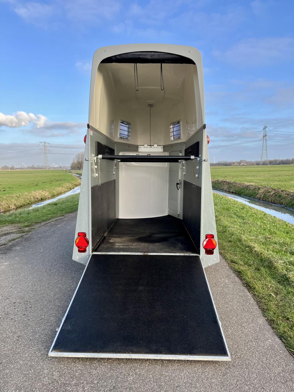 Zo goed als nieuwe aluminium Humbaur Single met zadelkamer