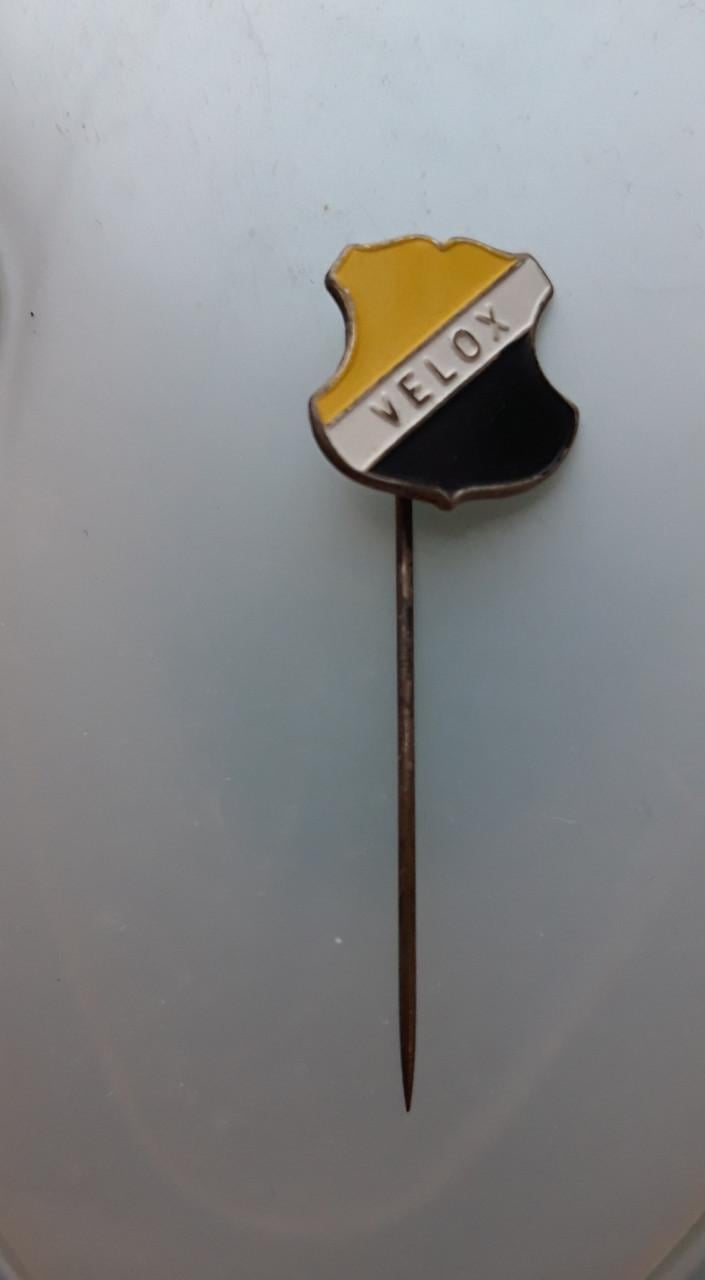 Vintage speldjes voetbalclubs ( o.a. NEC, Eindhoven, Willem II, Fortuna )