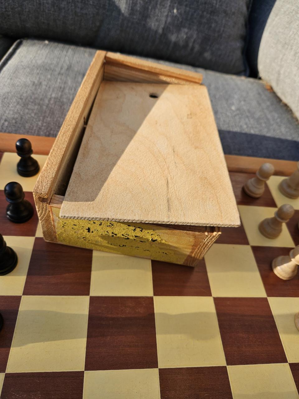 Groot houten schaakspel met houten opbergdoosje, compleet