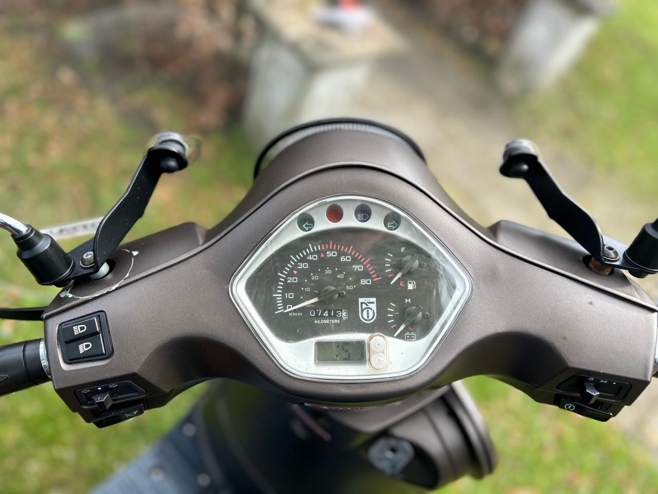 Te koop: BTC RIVA Retro Scooter met windscherm – stijlvolle verschijning!