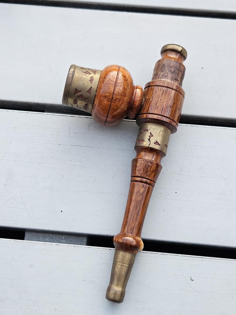 Mooie houten pijp met messing accenten, zeer nette staat