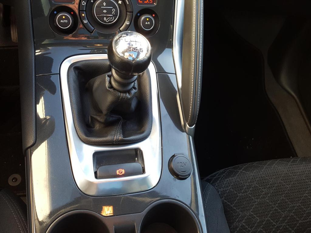 Peugeot 3008 style 1.2pt-130pk trekhaak | navigatie | cruise & climate cont