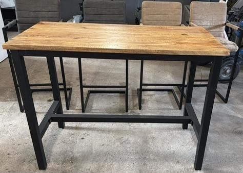 Bartafel met stoelen