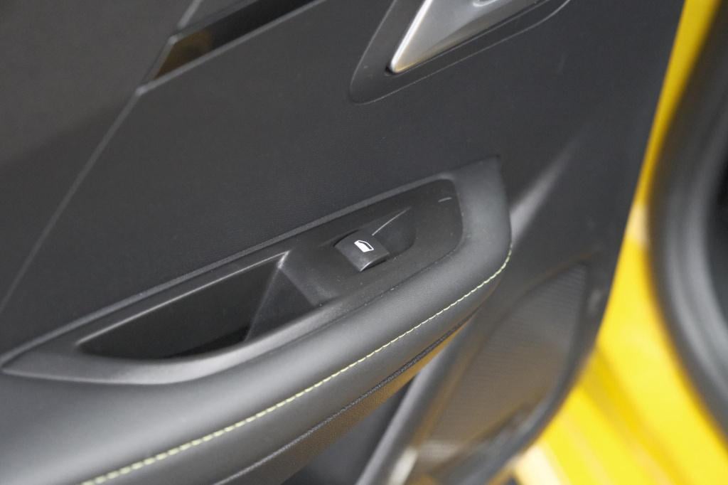 Peugeot 208 puretech 100 eat8 gt-line | camera | keyless entry | navigatie 