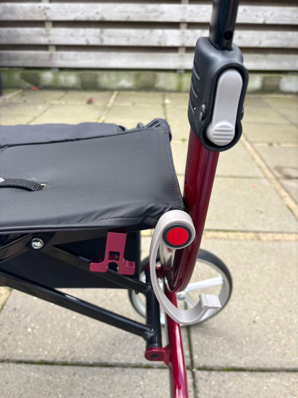 Rollator , bordeaurood, 2 jaar oud