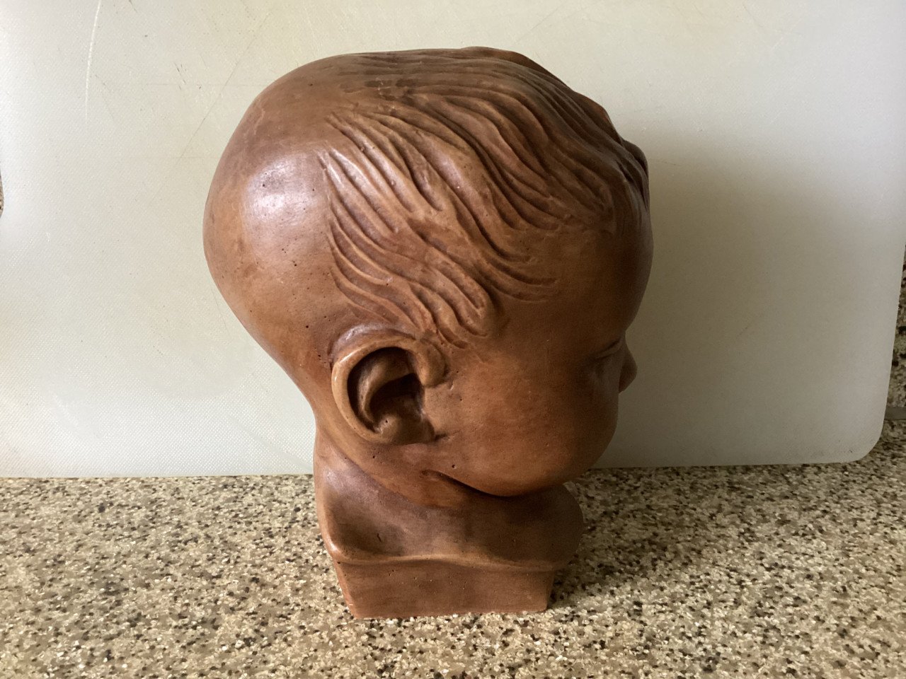 Mooi massief kinderkopje. Hoog: +/- 17 cm.