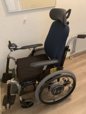 Rolstoel elektrisch voor en achter te bedienen