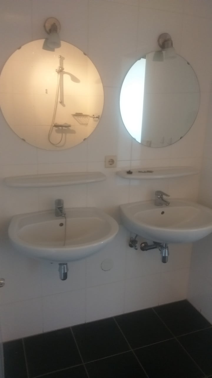 Wastafels +spiegels + planchets +kranen