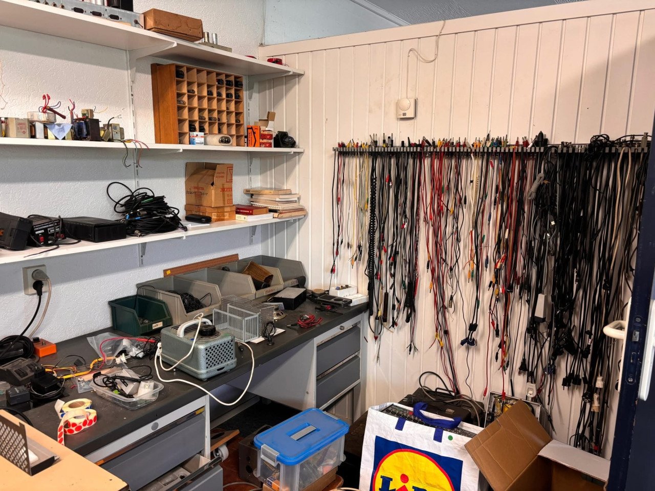 Werkplaats inboedel met audioapparatuur, onderdelen en tools