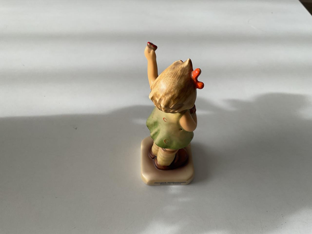 Hummel. Nr. 793.       Bloemenmeisje.      Jaar: 1994.    Helemaal gaaf.