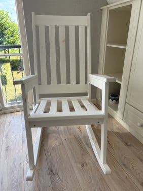 Witte schommelstoel