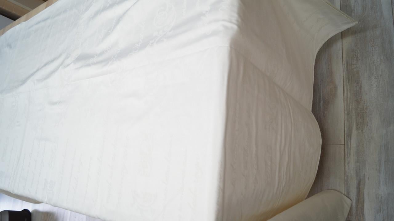 Dekbed overtrek gebroken wit met ingeweven tekst en patronen 220 x 240 cm.