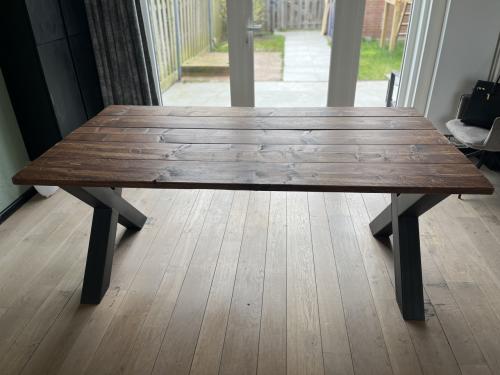 Eettafel met industriële X-poten
