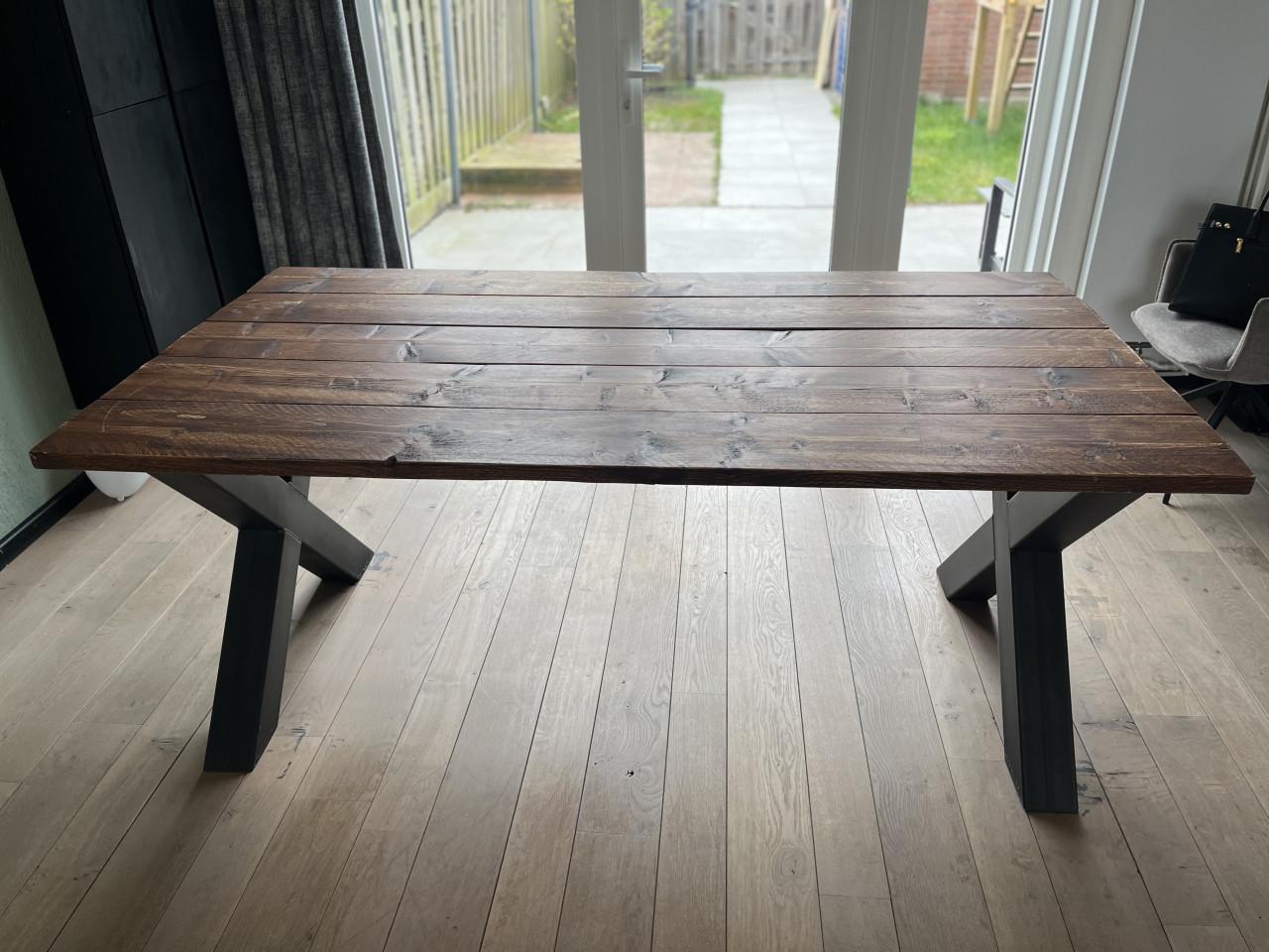 Eettafel met industriële X-poten