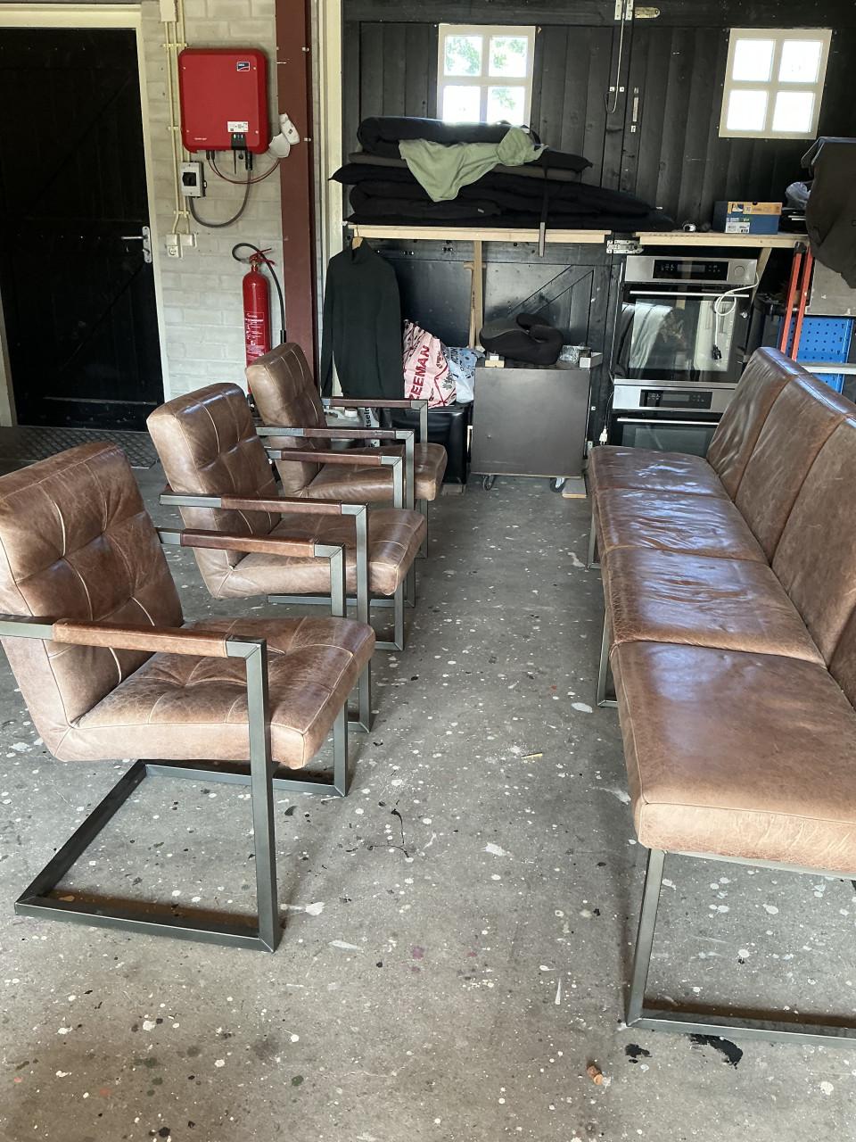 Industriële bank met drie stoelen bruin