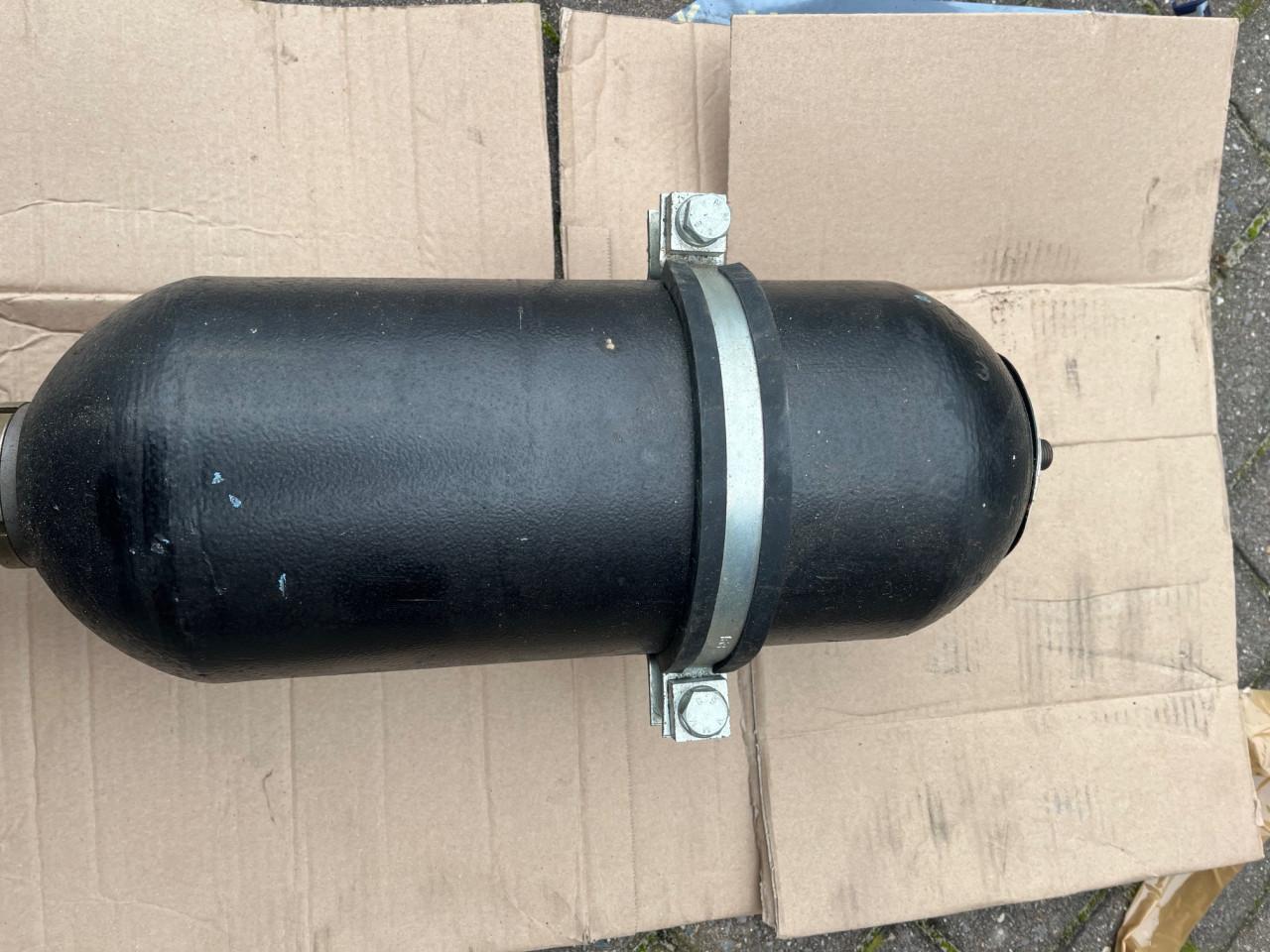 2 stuks hydrauliek accumulatoren