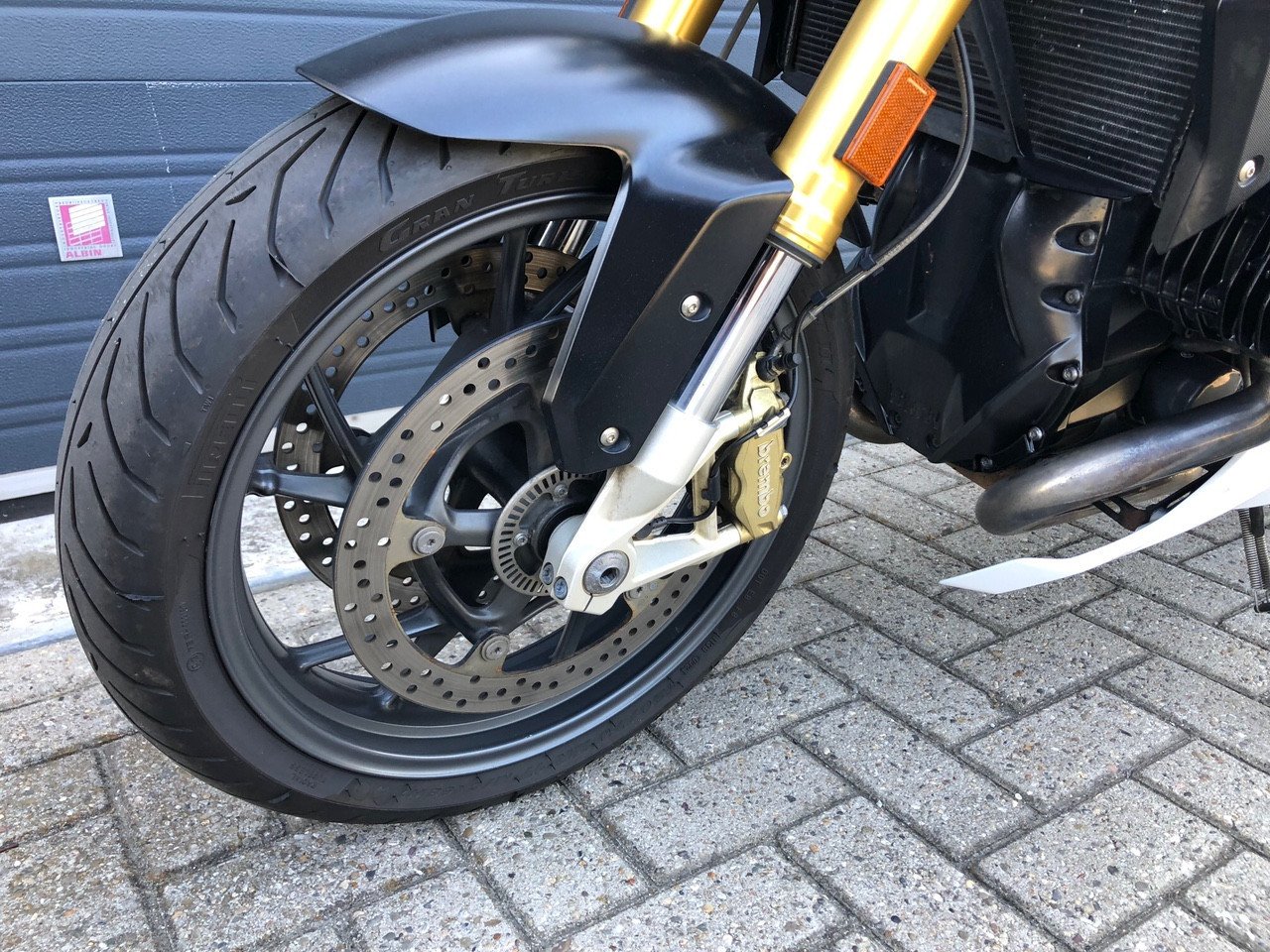 BMW R1200R LC uit 2017 met 65 dkm, full-option, kofferset, etc €8995,-