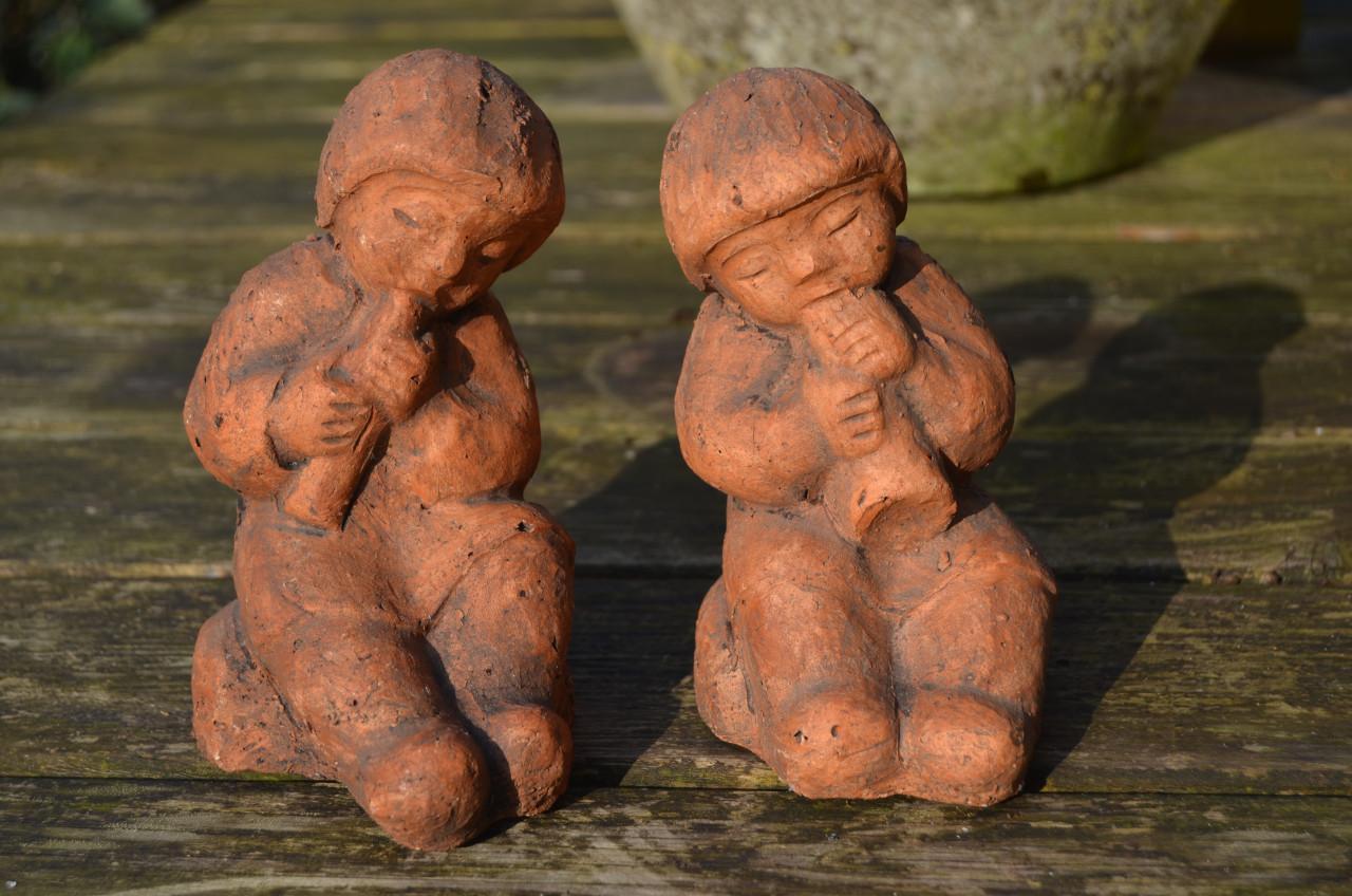 2 Aardewerk/terracotta beeldjes fluitspelende kinderen