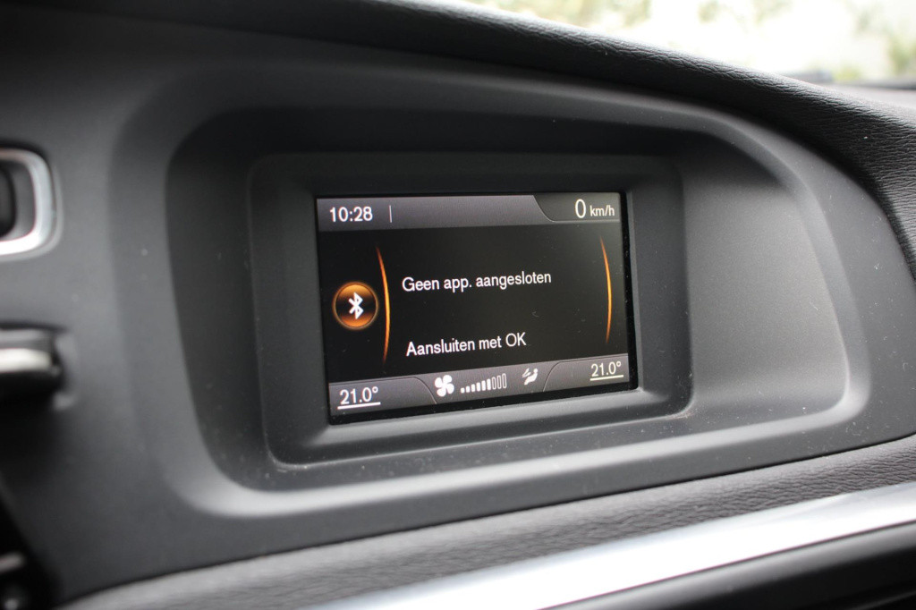 Volvo V40 1.6 t2 you! inc btw - xenon - cruise - pdc - high perf audio - de