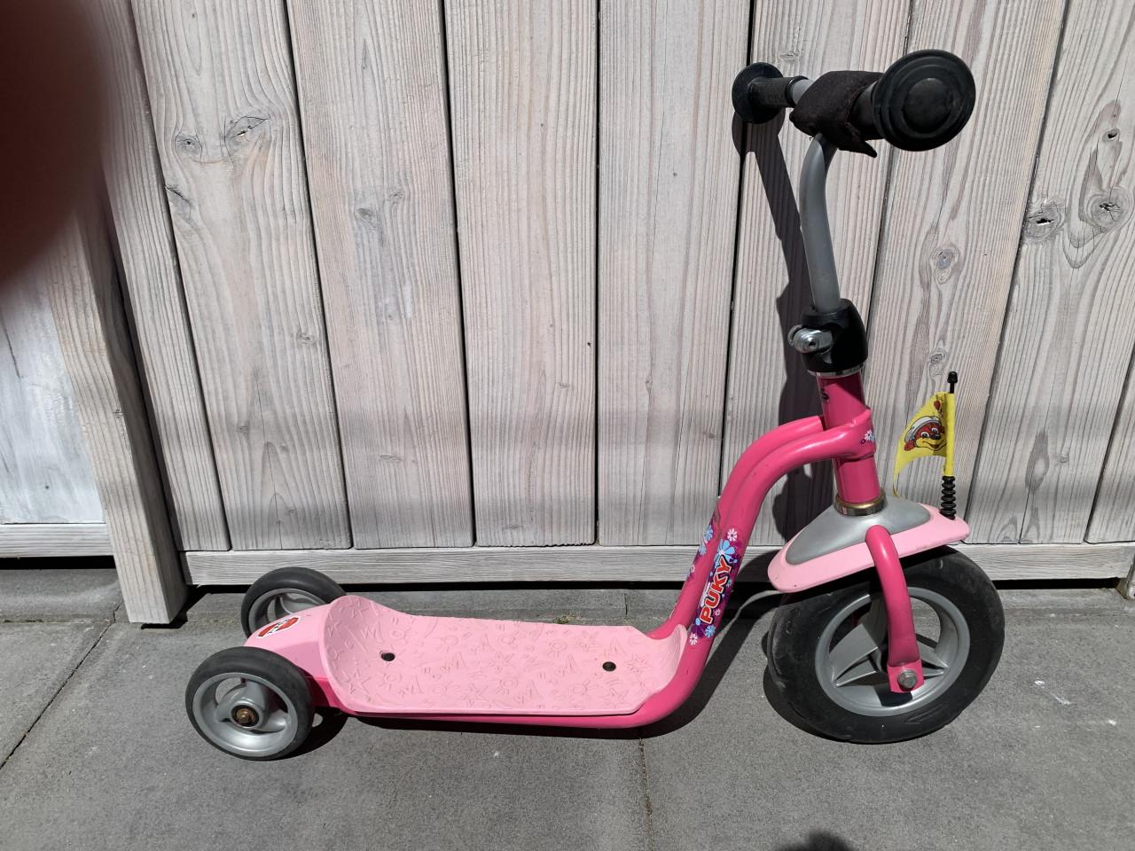 Leuke roze Puky step met drie wielen