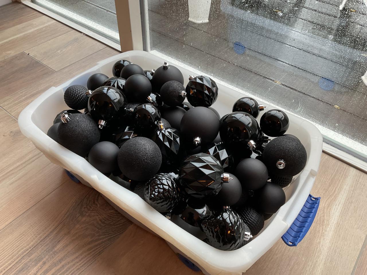 100 zwarte gesorteerde kerstballen onbreekbaar Intratuin