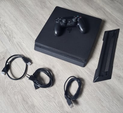 PS4 slim playstation met controller, kabels en standaard