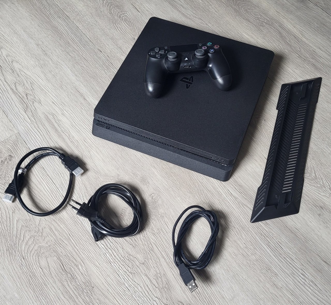 PS4 slim playstation met controller, kabels en standaard