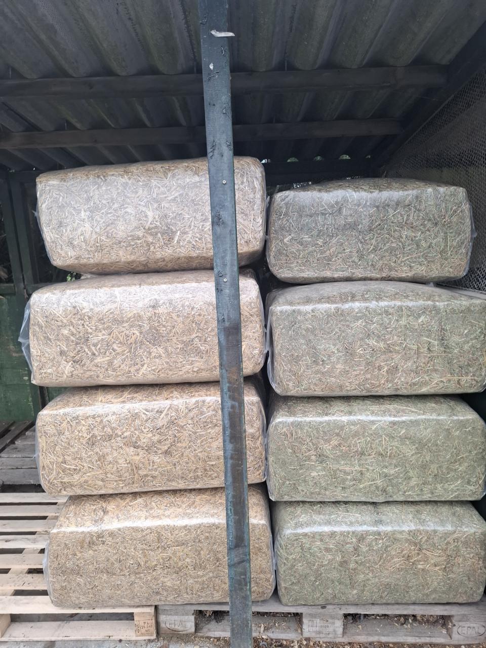 Groot assortiment paardenvoeders en bodembedekking