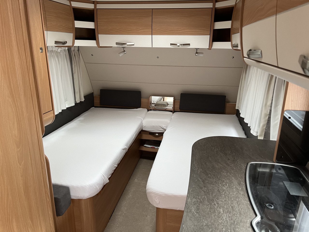 Te koop mooie Knaus met langsbedden