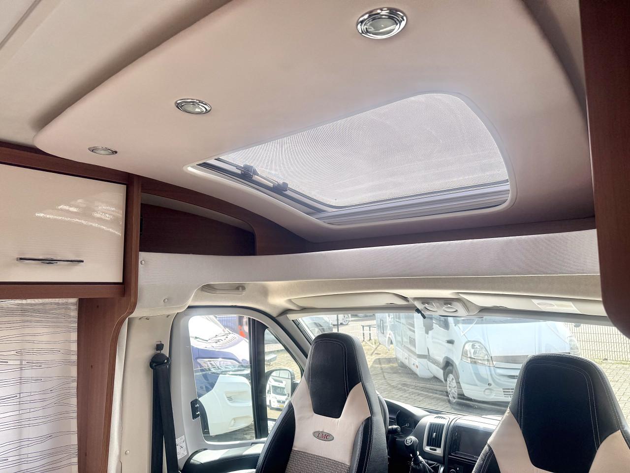 LMC Breezer V646G (Lengtebedden, Nieuwstaat, Dakairco!!)