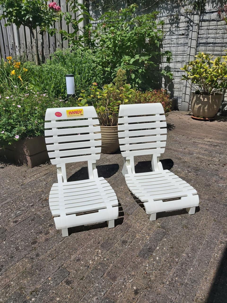 2 kunststof inklapbare stoeltjes