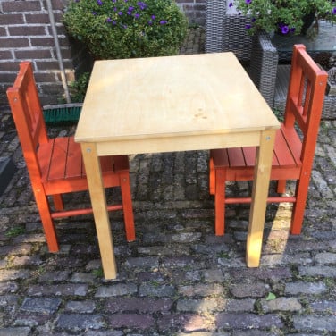 Kindertafeltje met twee stoeltjes