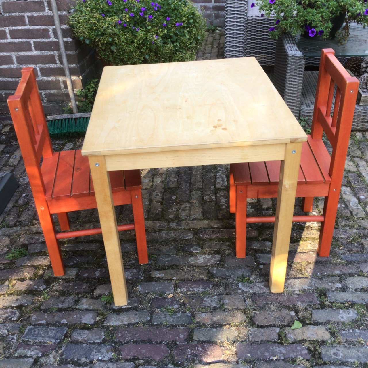 Kindertafeltje met twee stoeltjes