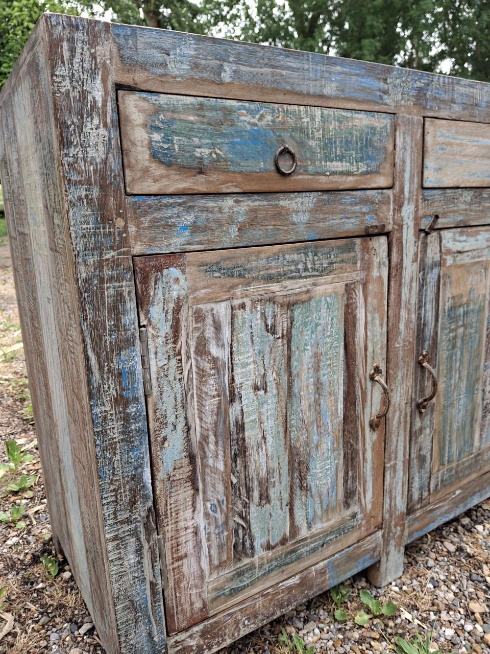 IBIZA STIJL DRESSOIR MET VEEL BERGRUIMTE