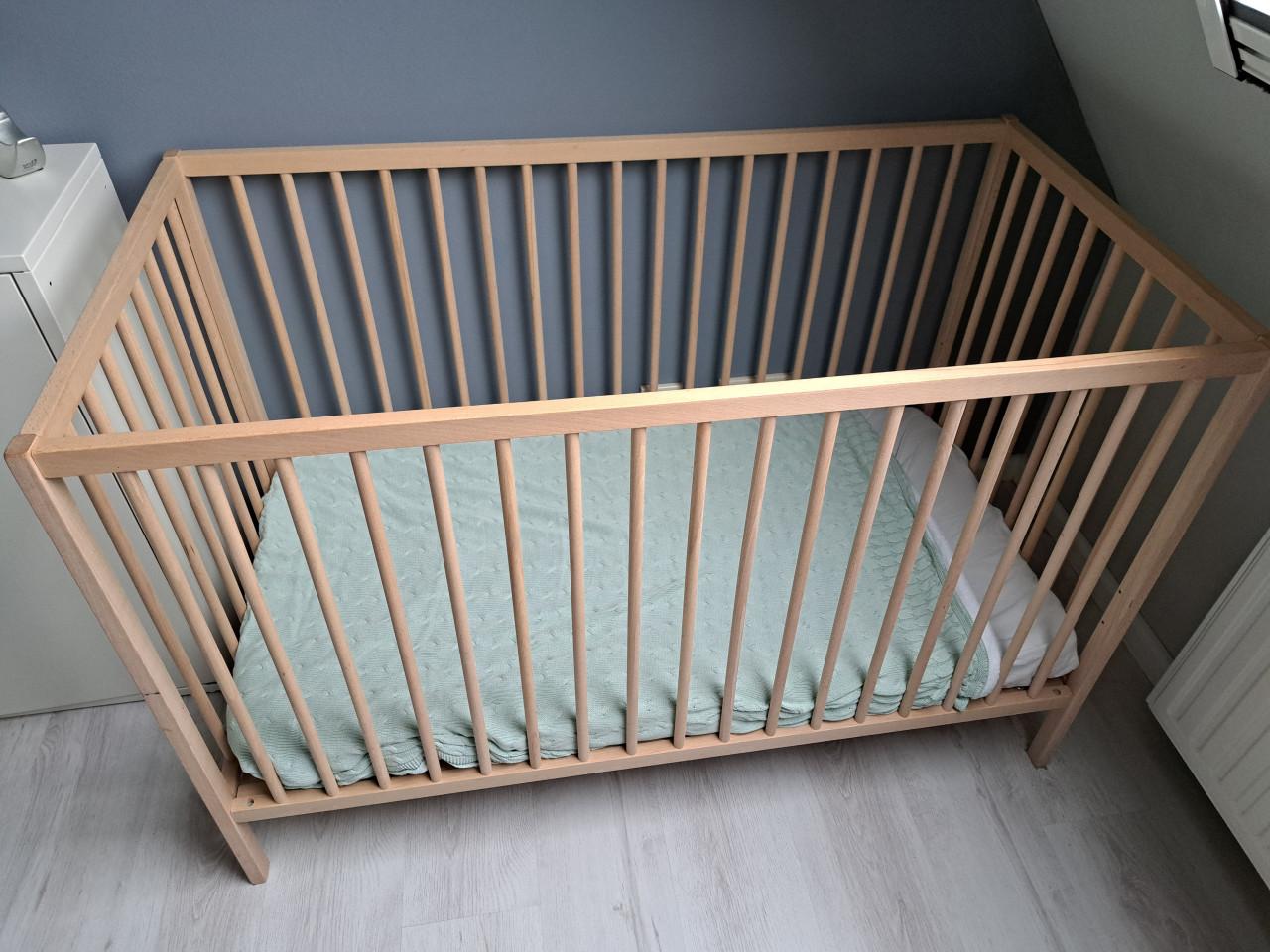 Ledikantje met matras, als nieuw!