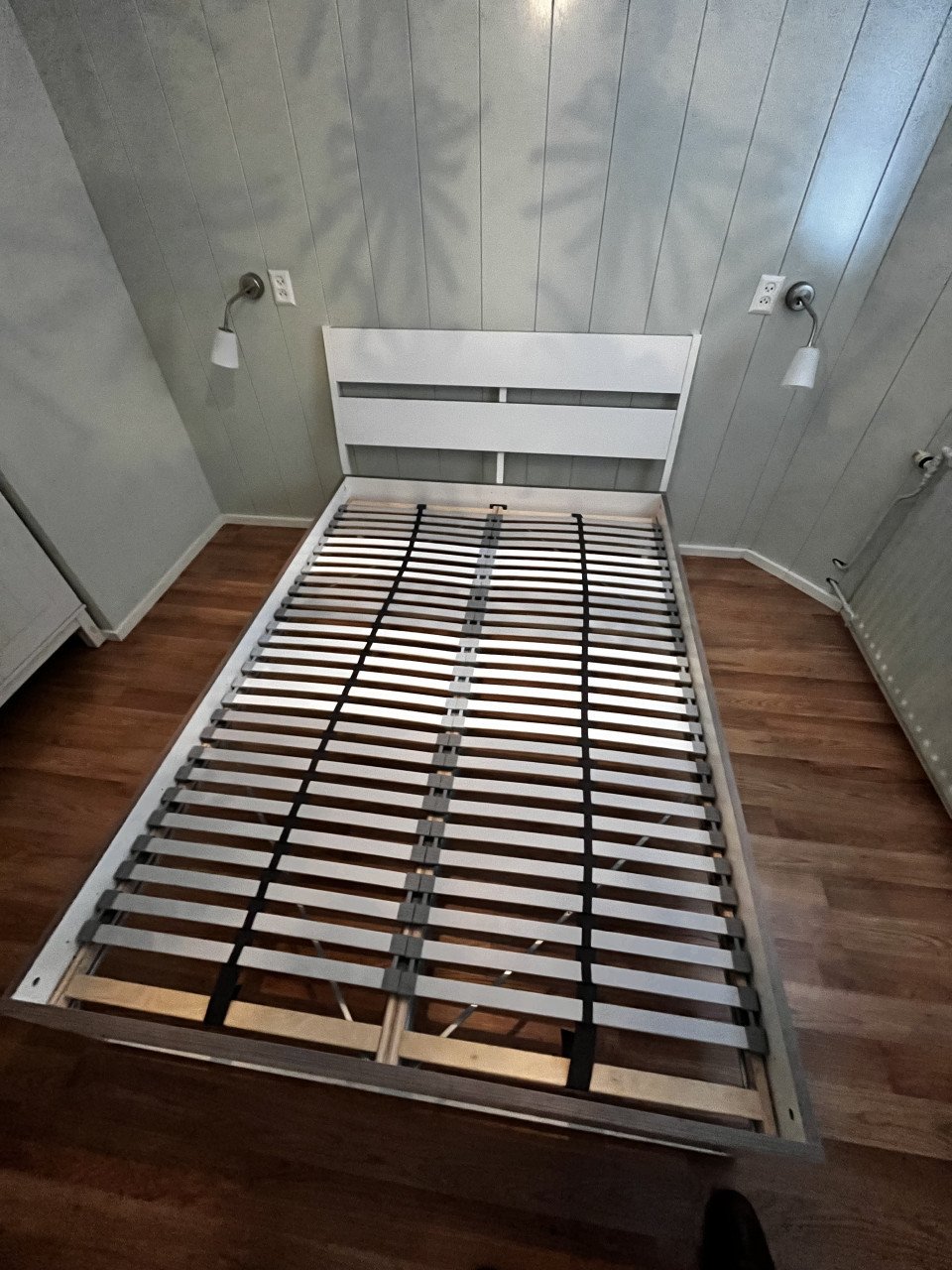 Tweepersoonsbed, compleet met lattenbodems.