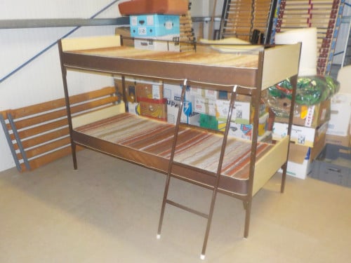 Zeer eenvoudig stapelbed + matrassen in goede staat 80 x 190 cm