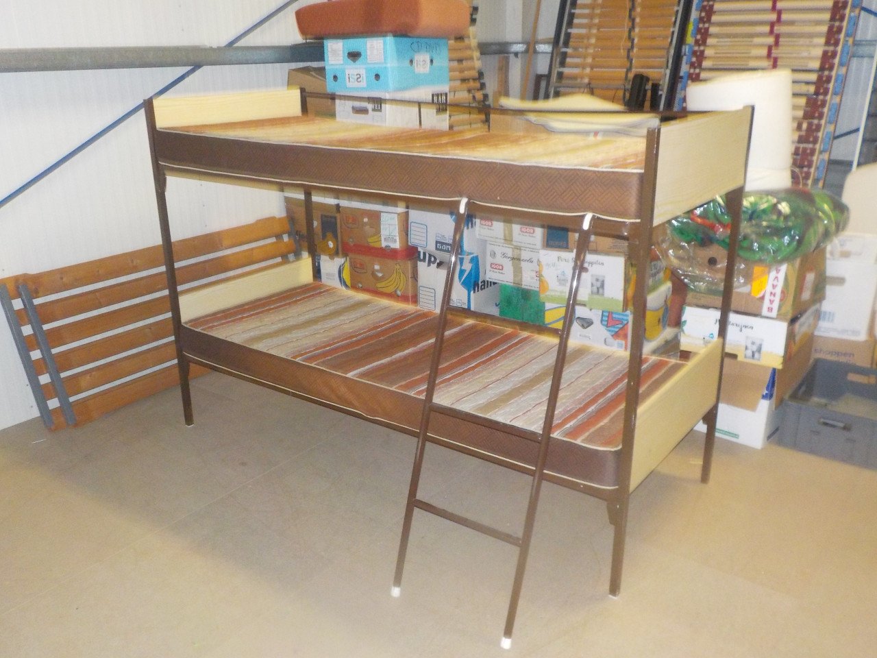 Zeer eenvoudig stapelbed + matrassen in goede staat 80 x 190 cm