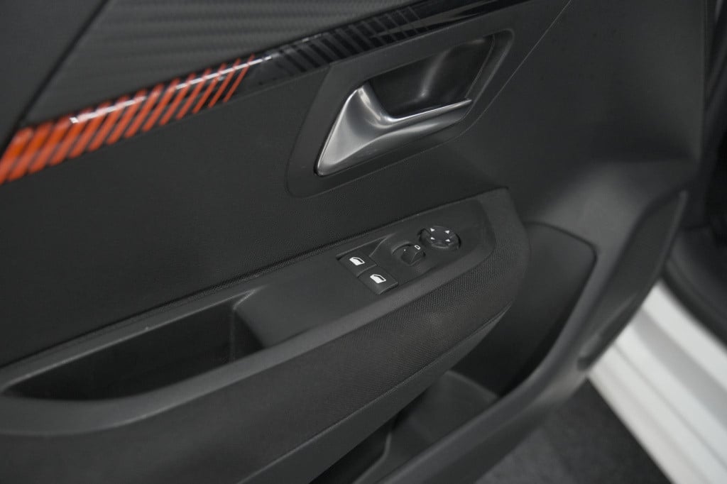 Peugeot 208 puretech 100 eat8 active | trekhaak | parkeersensoren | navigat