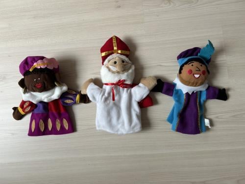 Sinterklaas en pieten handpoppen.