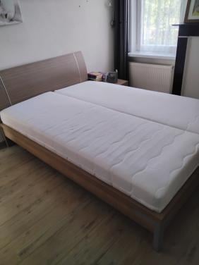 Mooi bed zgan met nwe matrassen en verstelbare lattenbodem