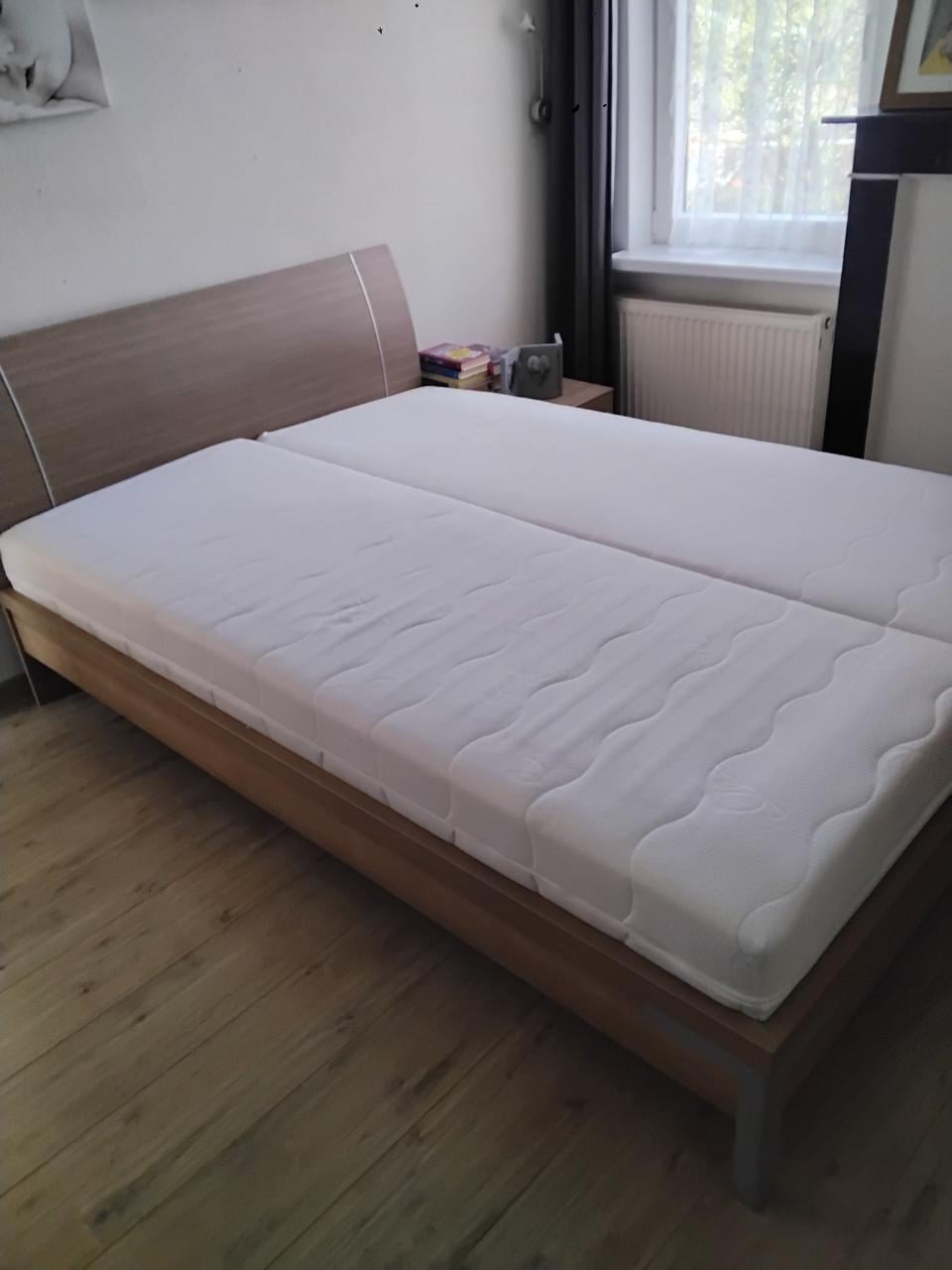 Mooi bed zgan met nwe matrassen en verstelbare lattenbodem