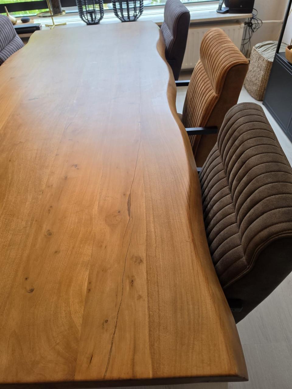 Tafel met stoelen